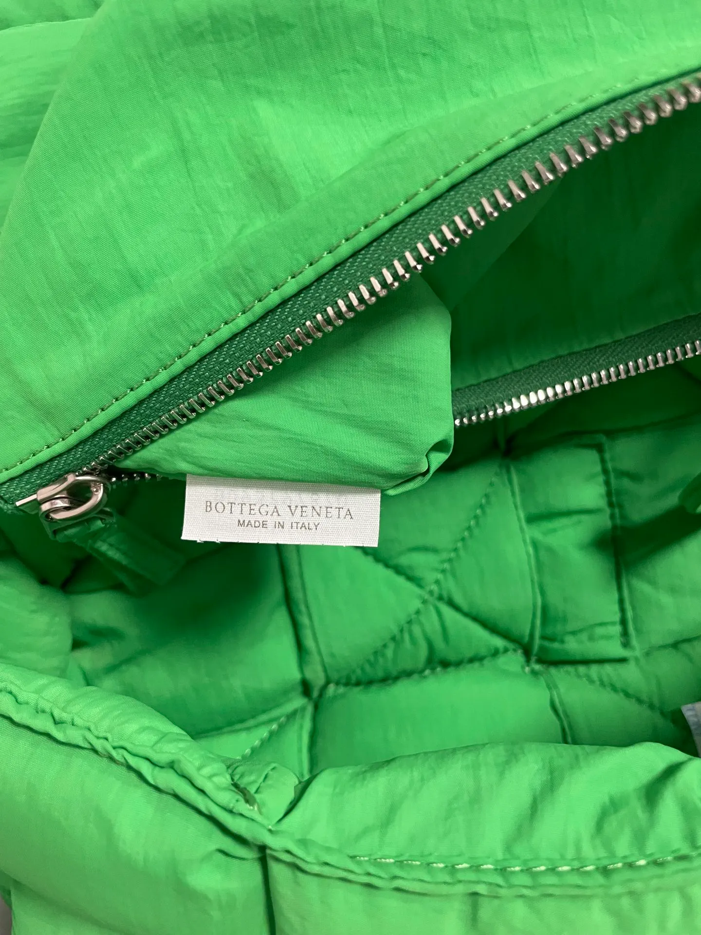 #𝐂𝐀𝐒𝐒𝐄𝐓𝐓𝐄 Nylon tofu tofu bag This Cassette is so cute, its cute appearance does not affect its practicality and the capacity is good! The fabric is low-key and very textured, suitable for daily wear with casual wear. The cross-woven design of the wide cloth is really stunning. The bag has a puffy shape and feels like a piece of tofu. It can be worn on one shoulder, cross-body or as a waist bag. You can also adjust the shoulder strap to the size of the bag under the armpit, so you can have it all! S30x15cm【8951#】real shot